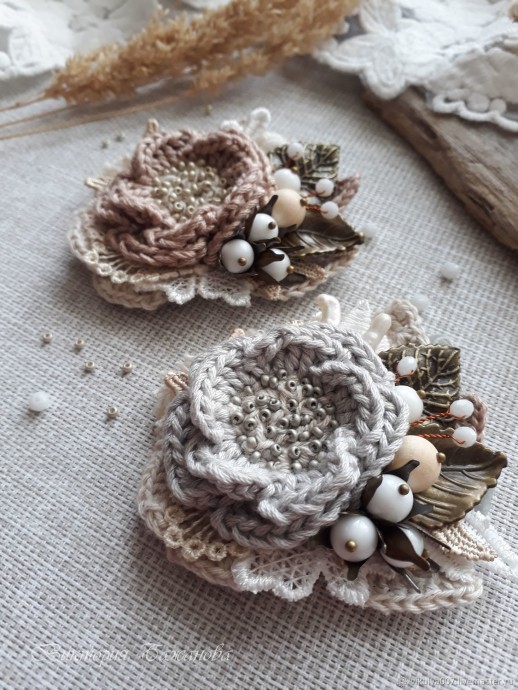 ​Текстильные броши и кулоны