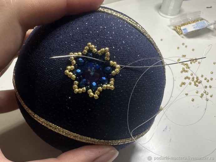 ​Новогодний шар с оплетёнными бисером кристаллами риволи: часть 4