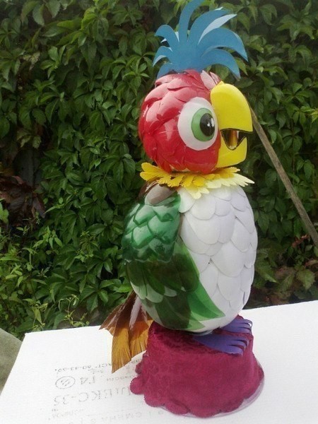 Попугай Кеша из пластиковых бутылок для сада