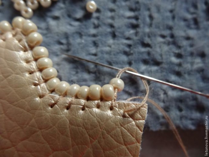 ​Брошь из бисера и лент: часть 5