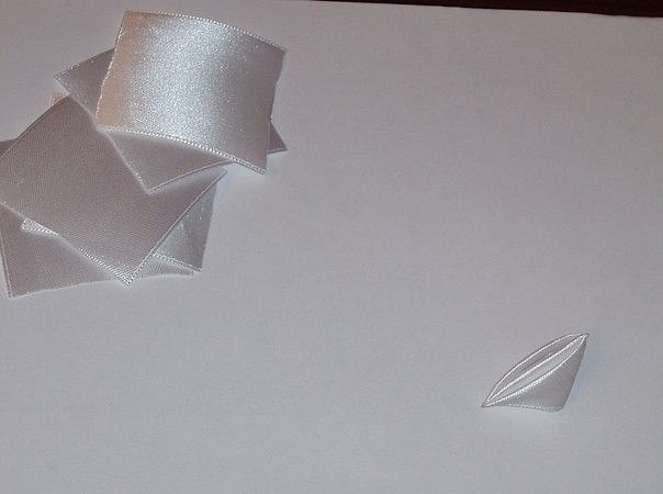 Нарциссы из атласных лент