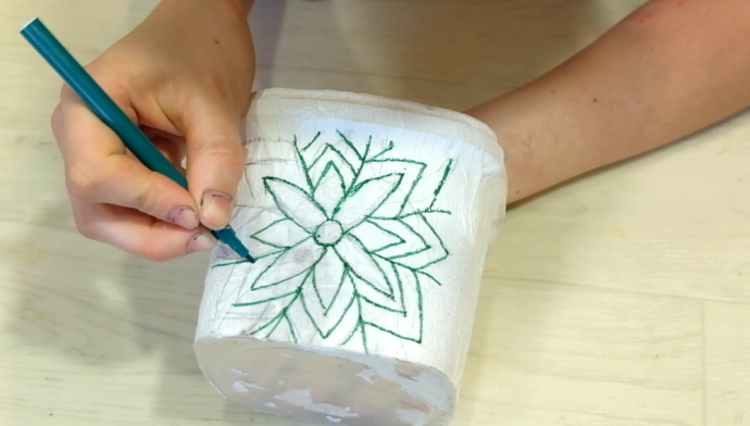 Декорируем радужный горшочек из пластикового ведерка и салфеток