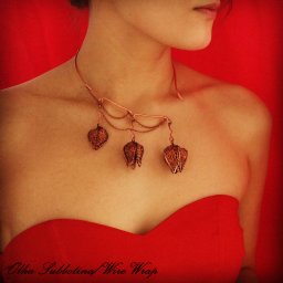 Процесс создания физалисов из медной проволоки