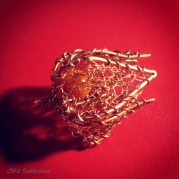 Процесс создания физалисов из медной проволоки