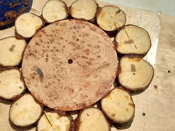 ​Делаем оригинальные деревянные часы из спилов: часть 1
