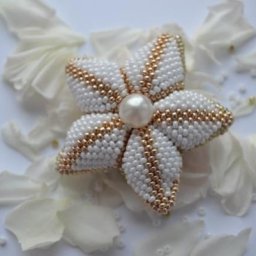 Бpoшь: зoлoтиcтый цветoк из биcеpa