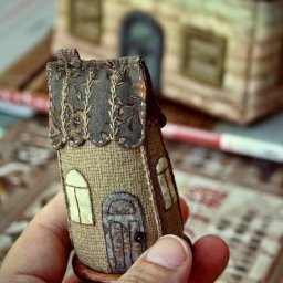 Мастерим миниатюрный домик-игольницу