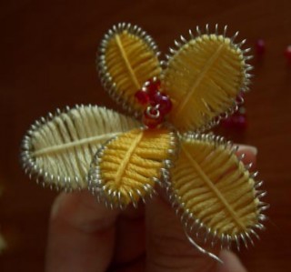 ​Цветок из проволоки и ниток мулине в технике ганутель: часть 3