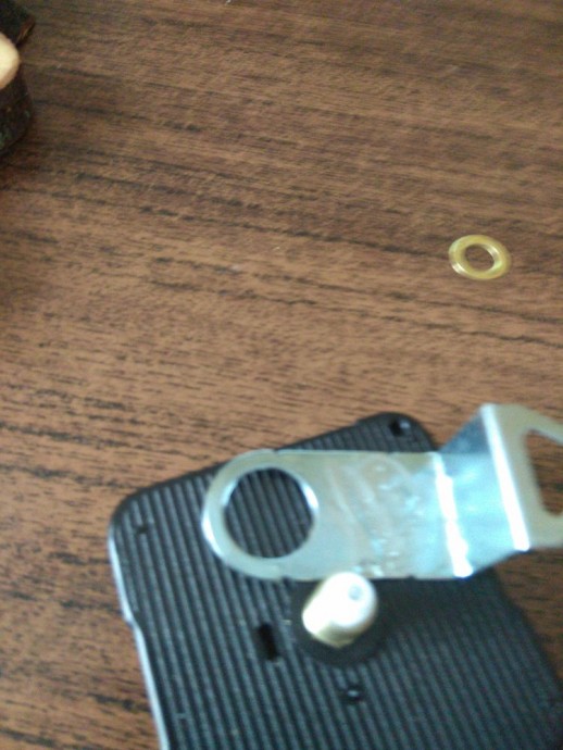 ​Делаем оригинальные деревянные часы из спилов: часть 7