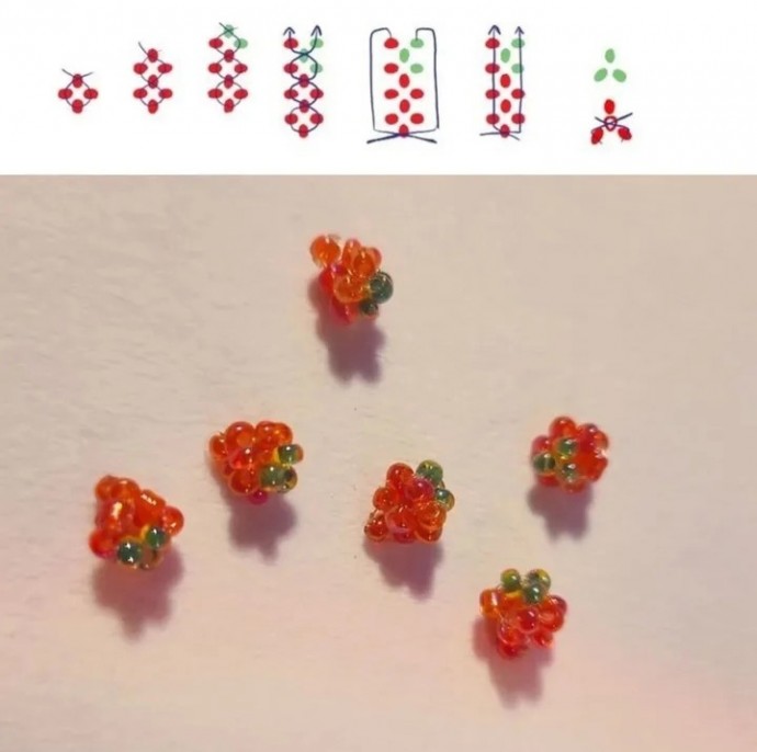 ​Ягоды клубники из бисера и биконуса