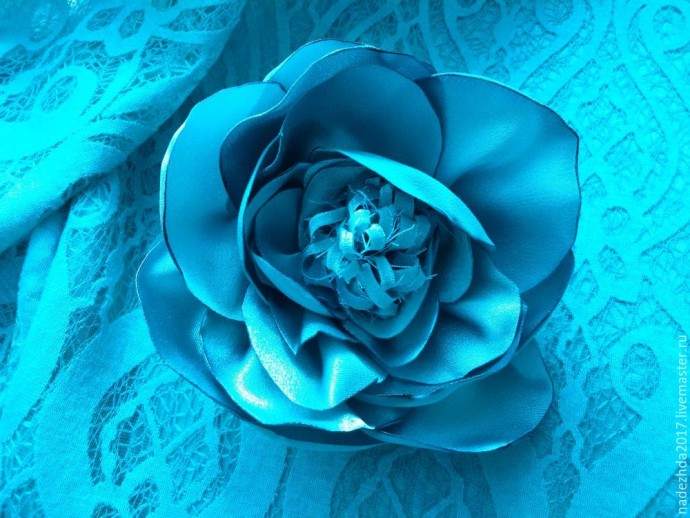 Создаем брошь-цветок из эластичного атласа: часть 2 Создаем брошь-цветок из эластичного атласа: часть 2