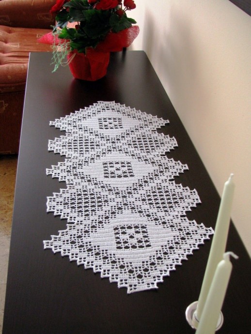 Стильная салфетка-дорожка с ромбами Стильная салфетка-дорожка с ромбами