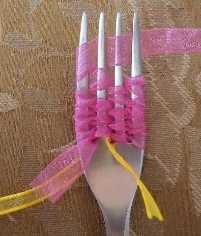 ​Делаем маленький ажурный бантик из тонких прозрачных ленточек