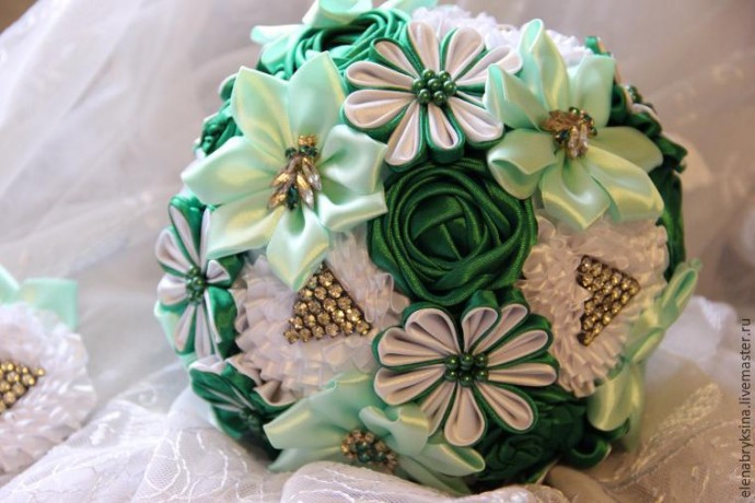 Делаем юбочку из атласных лент для брошь-букета