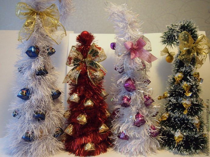 Мастерим "сладкую" ёлочку из конфет и мишуры: часть 3