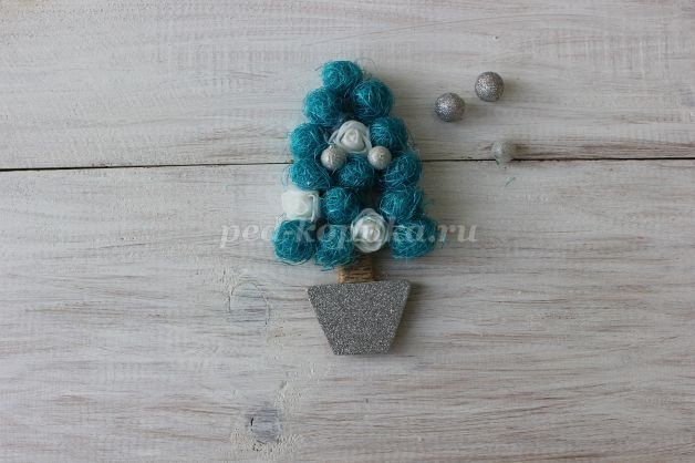 Ёлочка магнит на холодильник из сизаля