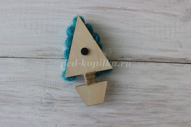 Ёлочка магнит на холодильник из сизаля