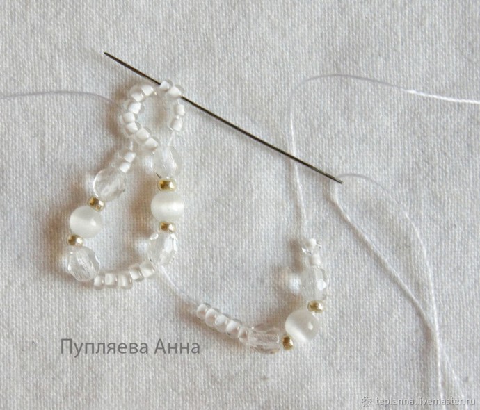Белоснежное колье с бусинами своими руками