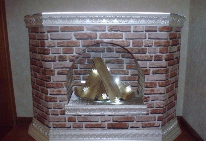 Декоративный камин из картонной коробки