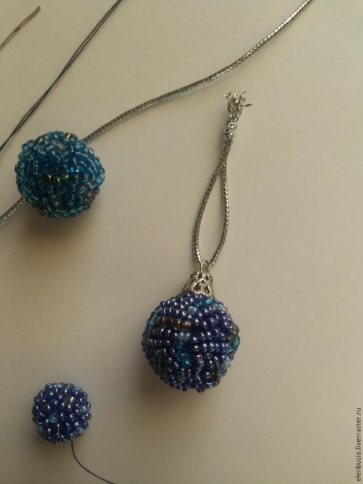 Создаем маленькие шарики-брелки с помощью пряжи и бисера
