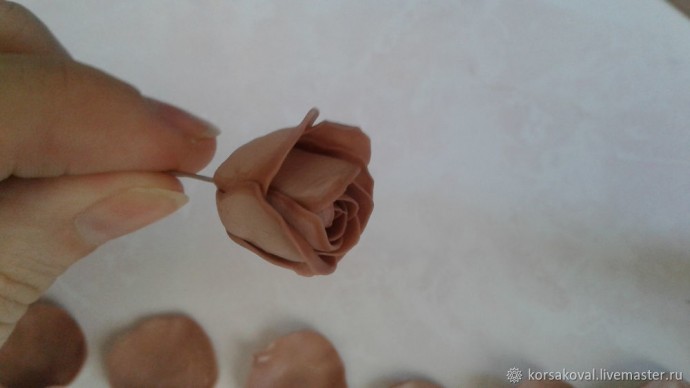 ​Создаем брошь "Букет двухцветных роз": часть 2