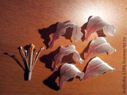 Лилии из ткани без специальных инструментов: часть 2 Лилии из ткани без специальных инструментов: часть 2