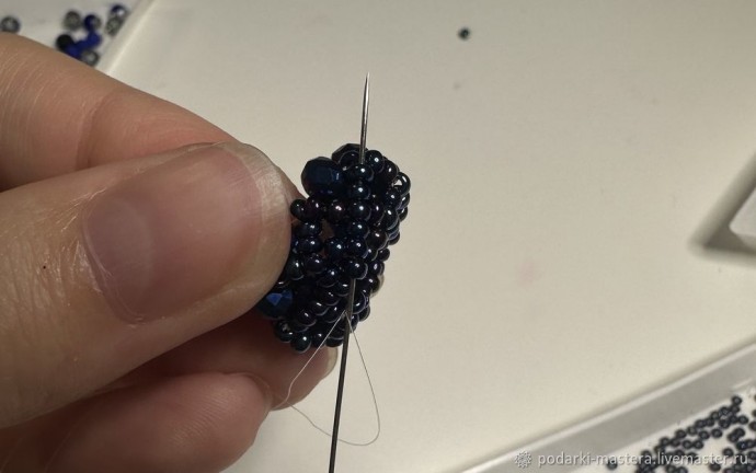 ​Новогодний шар с оплетёнными бисером кристаллами риволи: часть 2