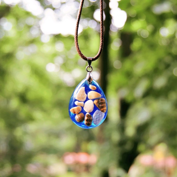 ​Подвески с галькой и песком