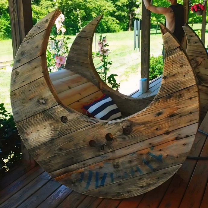 Садовая мебель из поддонов и катушек от кабеля