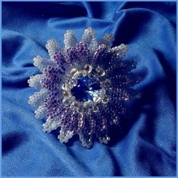 Брошь в виде цветка из бисера