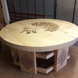 ​Круглый стол с выжженным рисунком в виде дерева