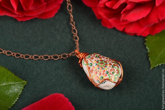 Подвески из морских камней