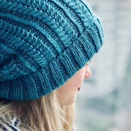 ​Интересная шапка спицами