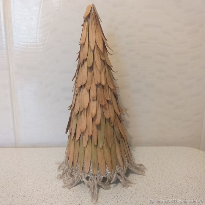Мастерим ёлку из природных материалов: часть 2