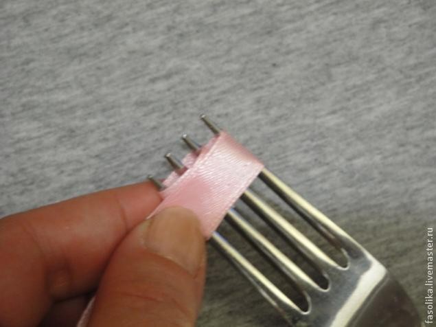 Розочка из атласной ленты за 1 минуту: часть 1 Розочка из атласной ленты за 1 минуту: часть 1