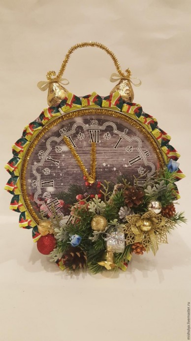 Делаем композицию "Будильник" из конфет и жестяной банки для печенья