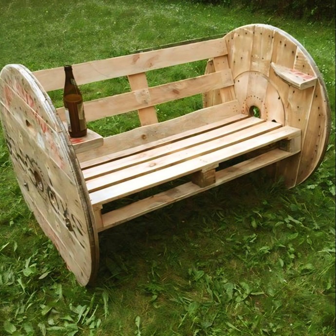 Садовая мебель из поддонов и катушек от кабеля