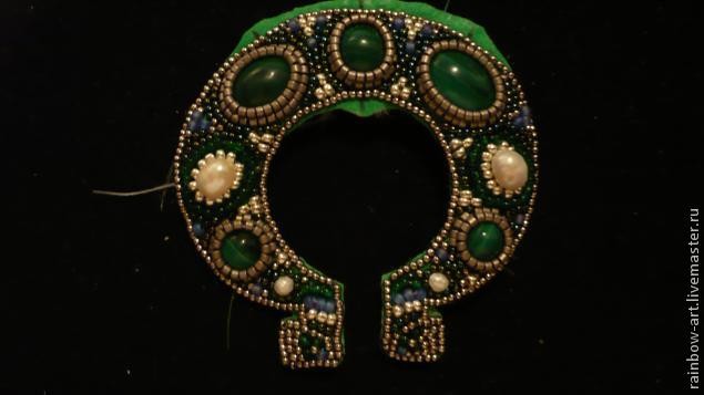 Вышитый бисером кулон "Подкова": часть 3
