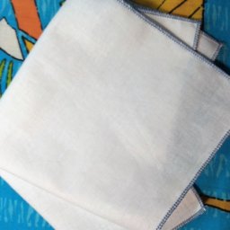 Обрабатываем носовой платок ролевым швом