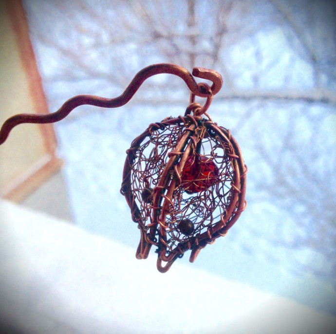 Процесс создания физалисов из медной проволоки