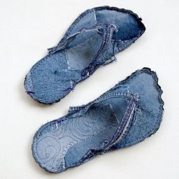​Что сделать из старых джинсов: тапочки