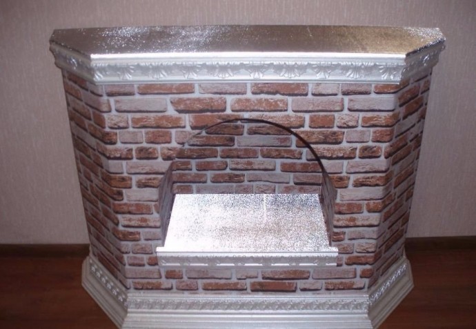 Декоративный камин из картонной коробки