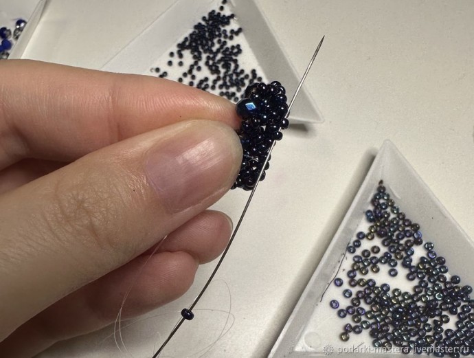 ​Новогодний шар с оплетёнными бисером кристаллами риволи: часть 2