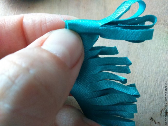 Создаем брошь-цветок из эластичного атласа: часть 2 Создаем брошь-цветок из эластичного атласа: часть 2