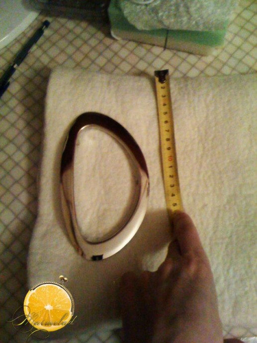 Врезаем ручки в сумку, которую сваляли