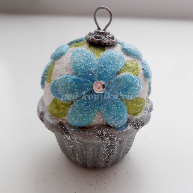 Ёлочная игрушка "Корзинка с цветами из опилок": часть 2