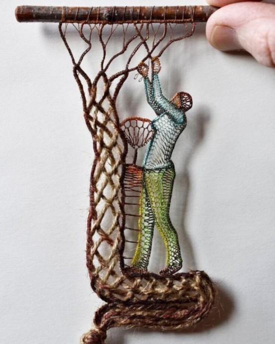 ​Интересные плетеные и вязаные панно из ниток и проволоки