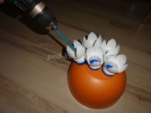 Корзина с цветами из бросового материала: часть 1