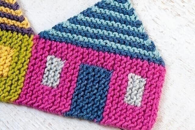 Плед и подушка с домиками спицами платочной вязкой