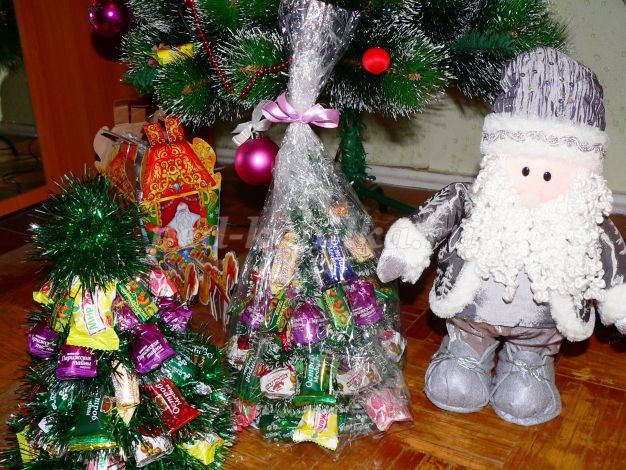 Делаем ёлочку из конфет и мишуры к новому году